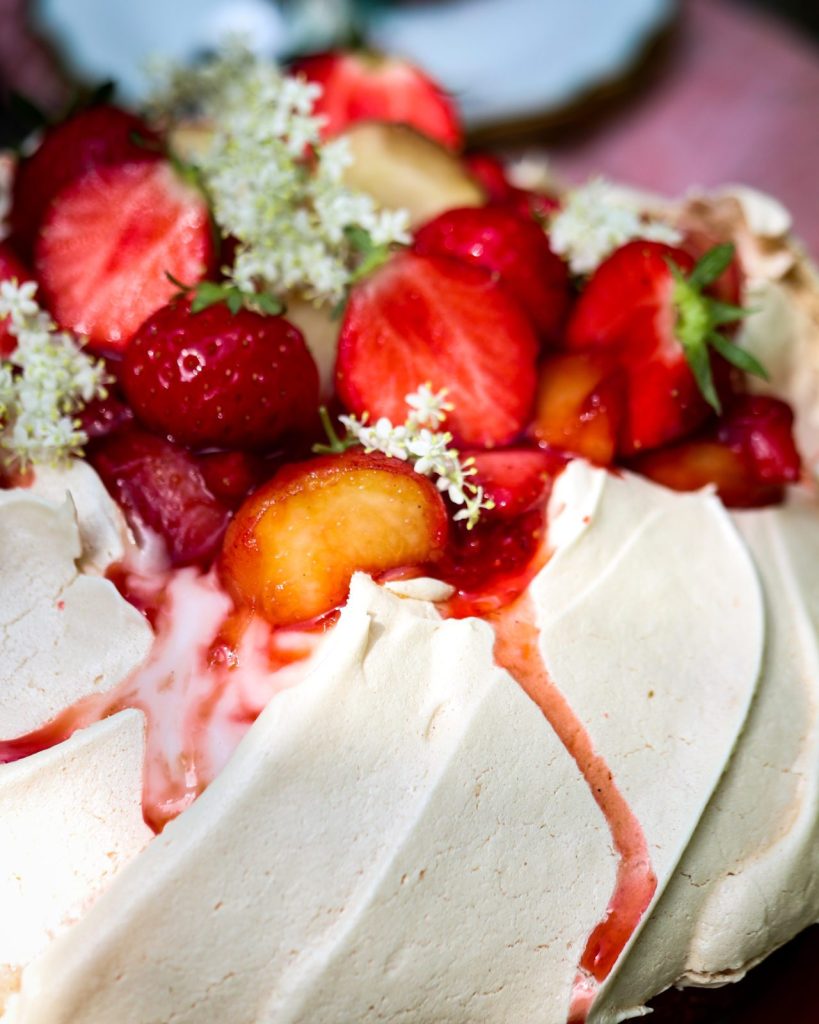 Decadent saffron rice cake recipe: Pavlova crown with fruits and flowers