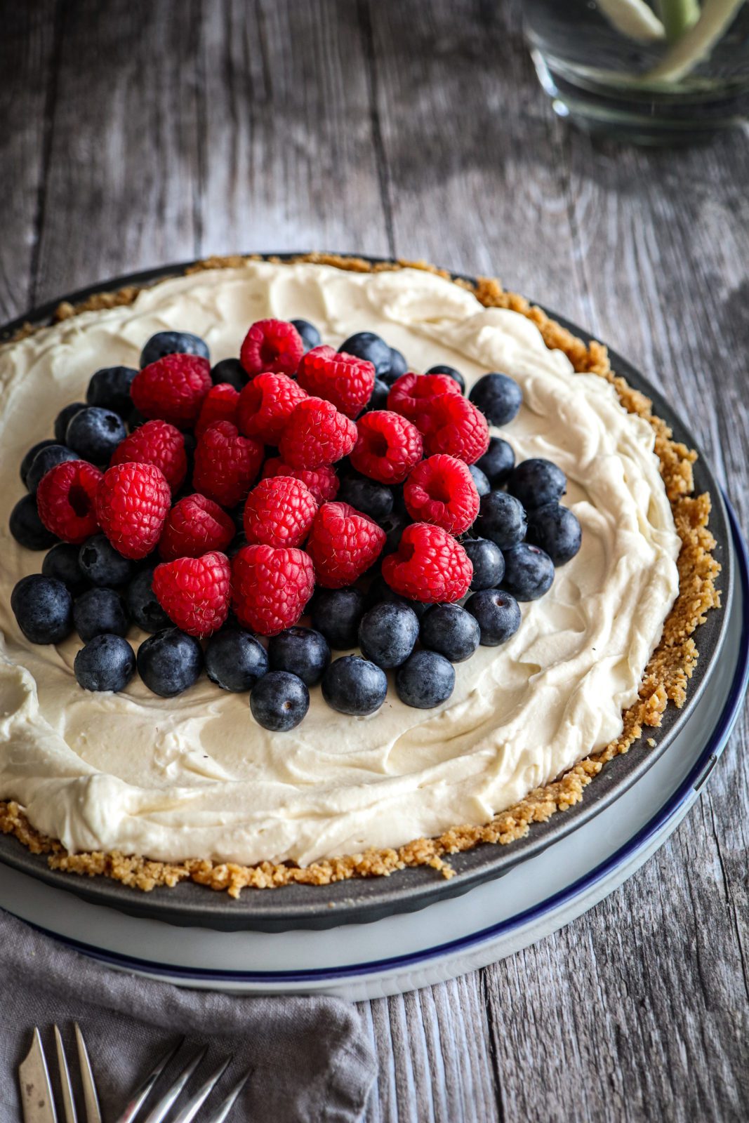 Easy no-bake white chocolate berry tart