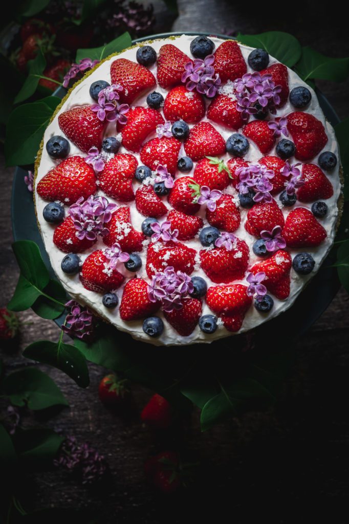 sponge cake recipe topped with berries, dessert ideas, cake ideas