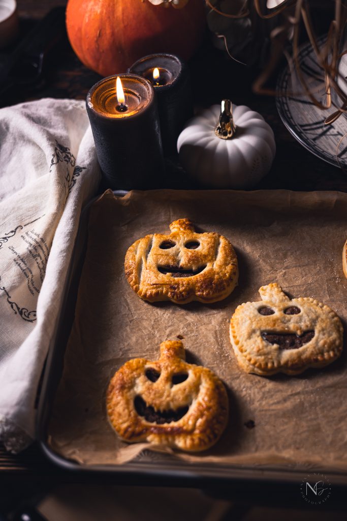 Schnelle und einfache Halloween Kekse aus Blätterteig, Schritt-für-Schritt-Anleitung für Halloween Blätterteigtaschen, Einfache gruselige Leckereien, einfache Halloween-Dessert-Rezepte, Halloween Blätterteig-Kekse, Halloween Mini Pies, Halloween Snacks Rezepte
Blätterteiggebäck
Gruselige Halloween Desserts