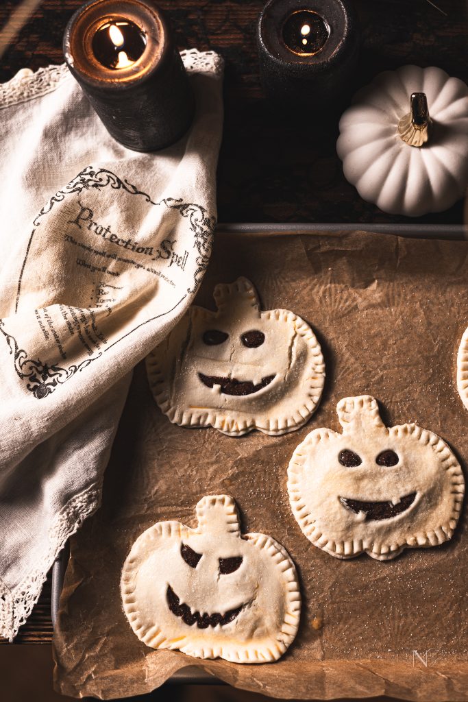 Schnelle und einfache Halloween Kekse aus Blätterteig, Schritt-für-Schritt-Anleitung für Halloween Blätterteigtaschen, Einfache gruselige Leckereien, einfache Halloween-Dessert-Rezepte, Halloween Blätterteig-Kekse, Halloween Mini Pies, Halloween Snacks Rezepte
Blätterteiggebäck
Gruselige Halloween Desserts