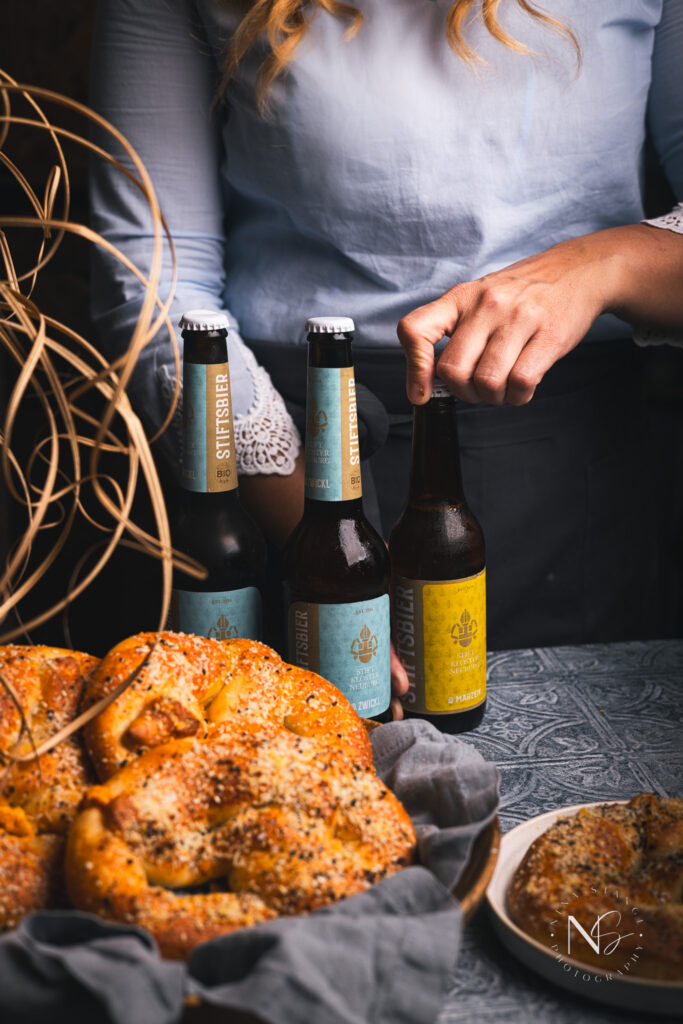 Leckeres Bierbrezel Rezept gefüllt mit Frischkäse, Sriracha und Cheddar