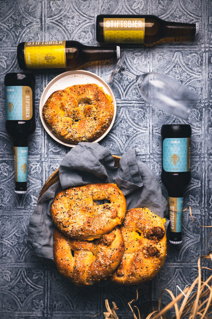 Brezel Teig Rezept
Brezeln zuhause backen
hausgemachtes Brezel Rezept
Brezeln machen
gefüllte Käse Brezeln