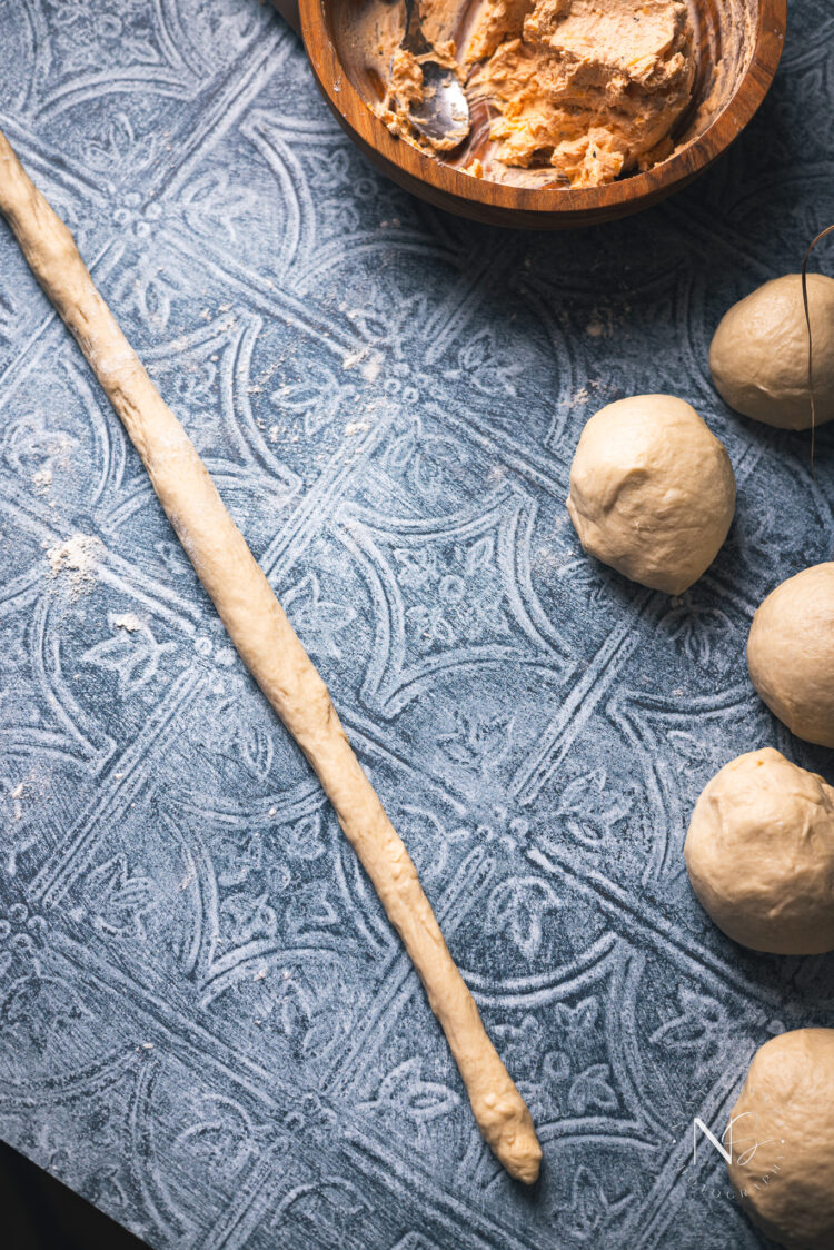 Brezelteig Rezept Backen zu Hause Brezeln hausgemachtes Brezelrezept Brezeln mit Käse herstellen Brezeln mit Käse drin